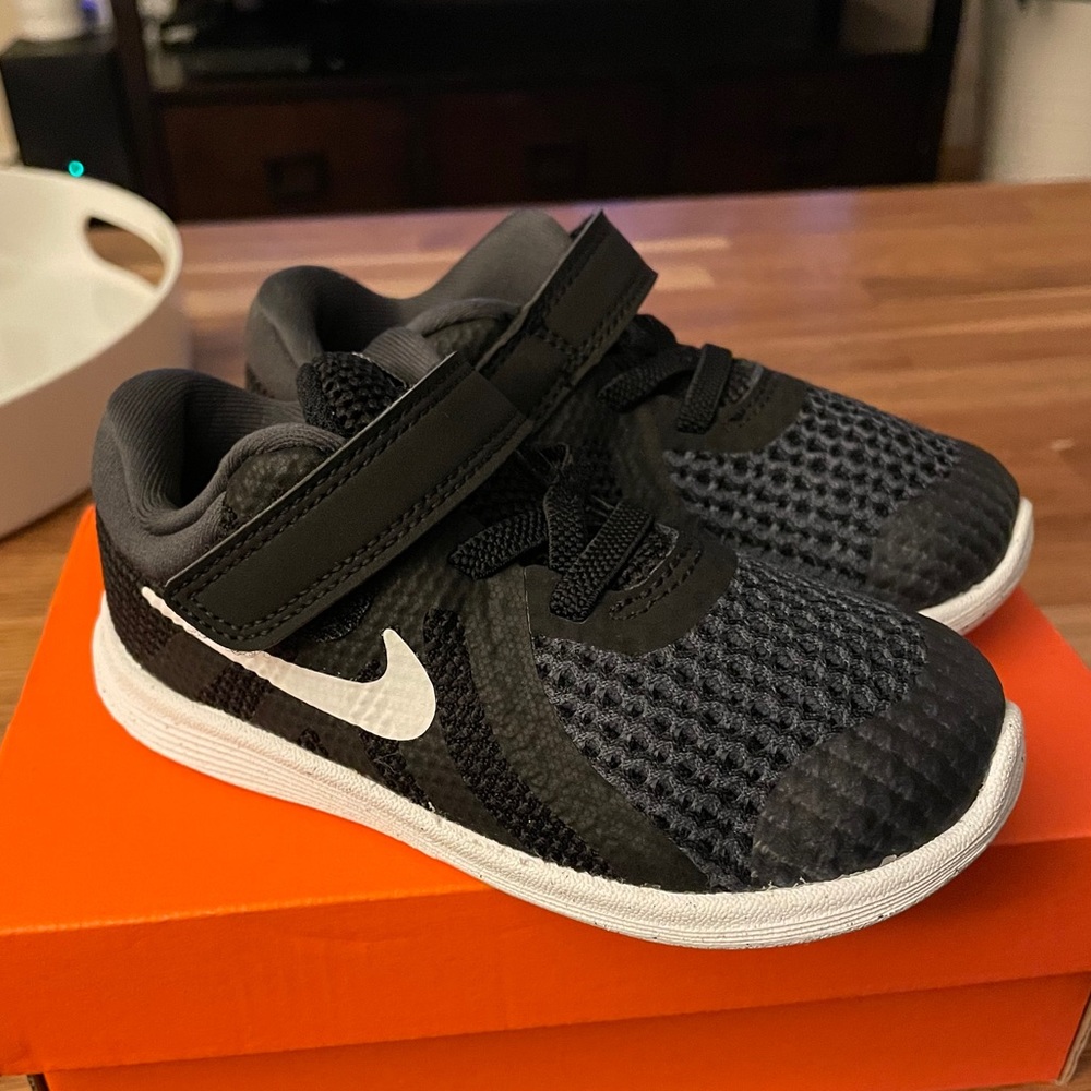 Nike Revolution (brand new)